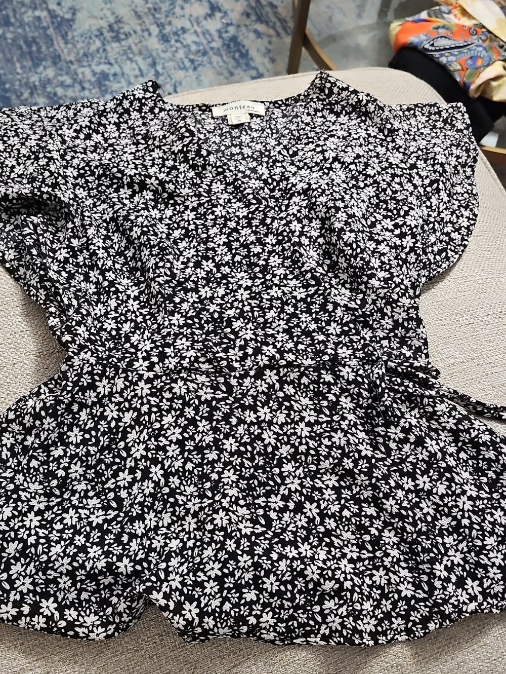 Monteau Black & White Ruffed Sleeves Floral Wrap Top Size Small